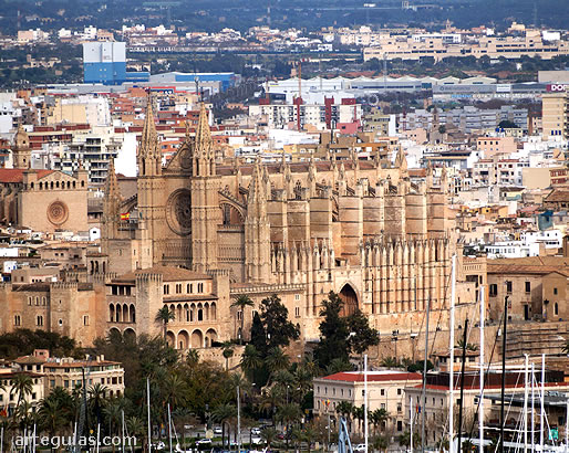 La Catedral de Palma de Mallorca vista desde el Castillo de Bellver