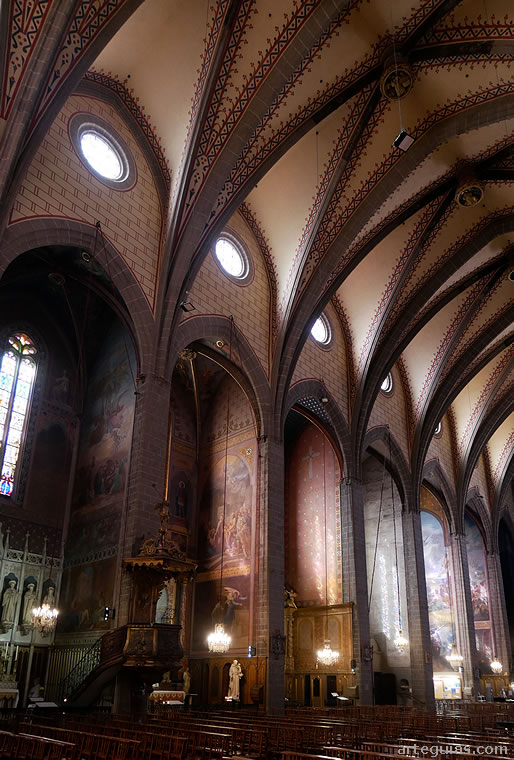 Alzado de la catedral de Perpiñán: una nave con bóvedas de crucería y numerosas capillas laterales