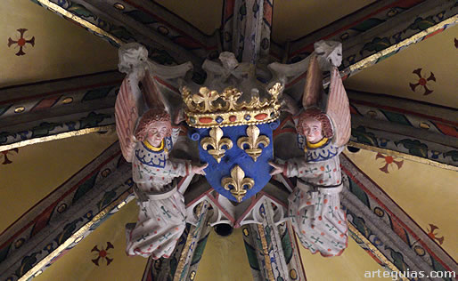Clave de bóvedacon dos ángeles y el escudo del Reino de Francia