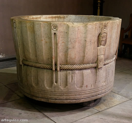 Singular pila bautismal de la Catedral de Perpiñán, Francia