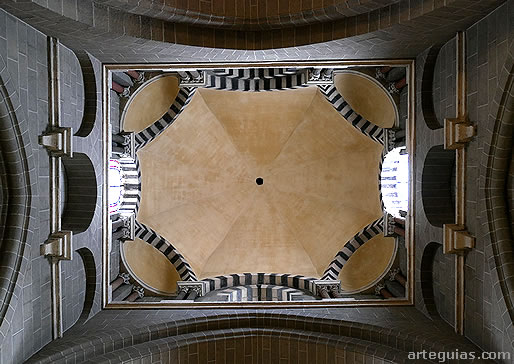 Una de las b&oacute;vedas de un tramo de la Catedral de Le Puy-en-Velay