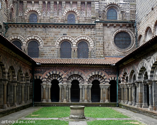 Claustro de la Catedral de Le Puy-en-Velay, Francia