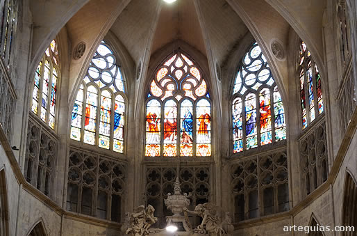 Triforio y claristorio de la cabecera. Catedral de Toulouse, Francia