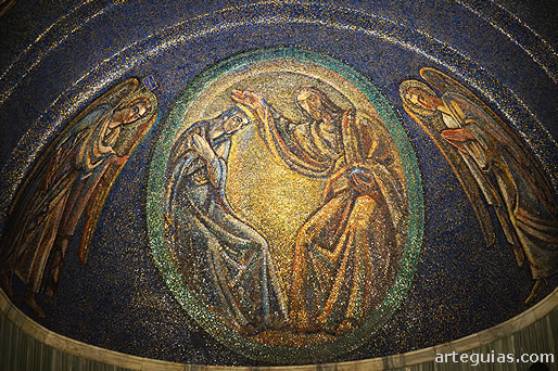 Mosaico moderno en el &aacute;bside central de la catedral