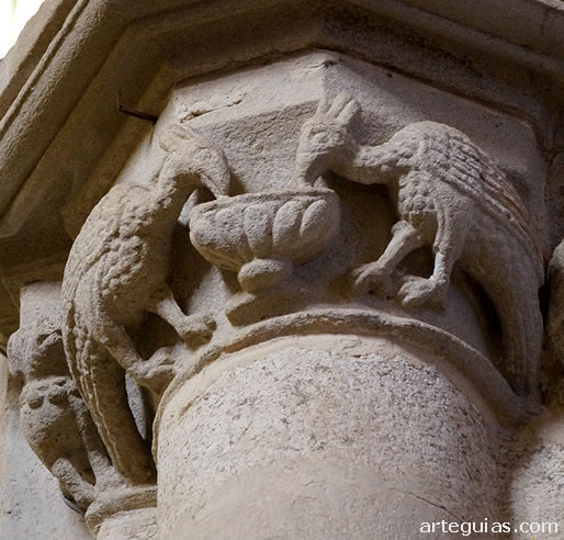 Capitel con pavos reales bebiendo de un c&aacute;liz