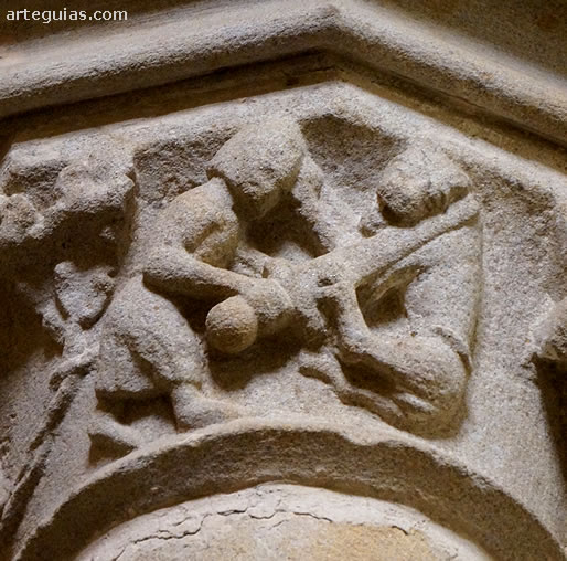 Capitel interior con combate entre un hombre y un le&oacute;n