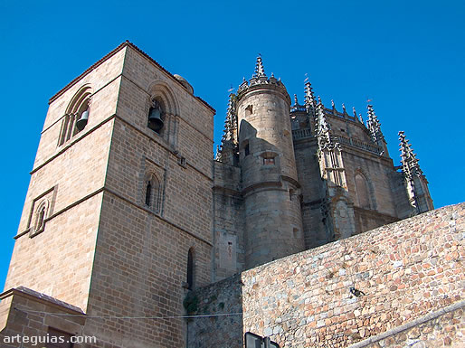 Torre de la Catedral Vieja y cabecera de la Catedral Nueva