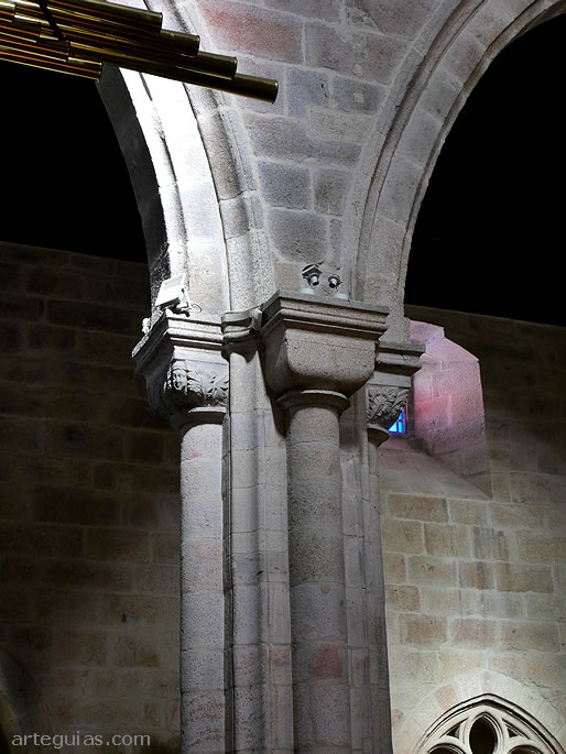 Uno de los soportes: pilar con columnas entregas