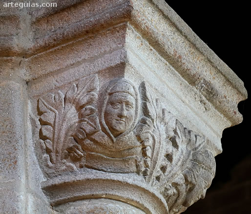 Capitel interior con la representaci&oacute;n de un cl&eacute;rigo