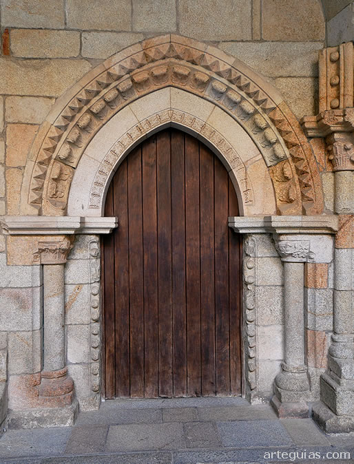 Puerta g&oacute;tica dentro del claustro