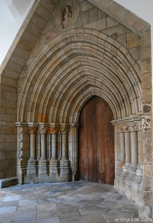 Magn&iacute;fica puerta g&oacute;tica