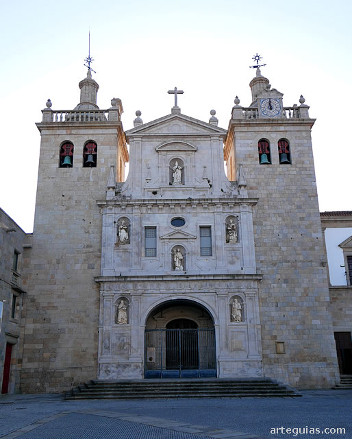 Fachada de la catedral del siglo XVII