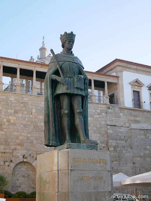 Estatua del Rey Eduardo junto a la Catedral de Viseu