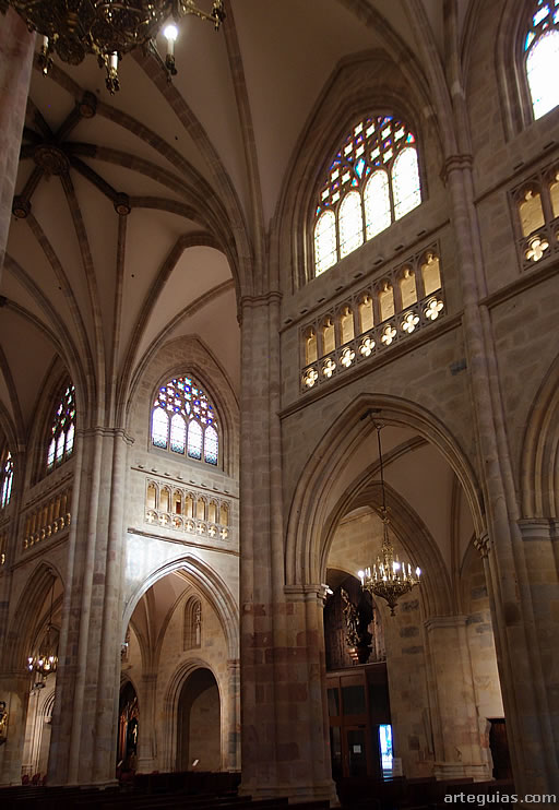 Precioso aspecto interior de la catedral de Bilbao