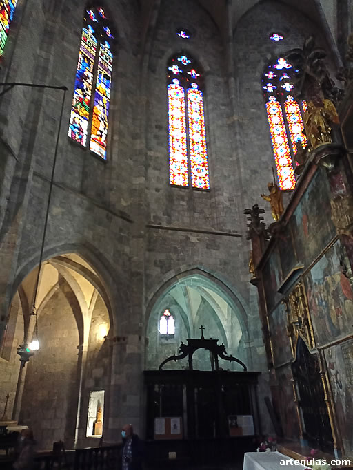 Cabecera g&oacute;tica con capillas radiales