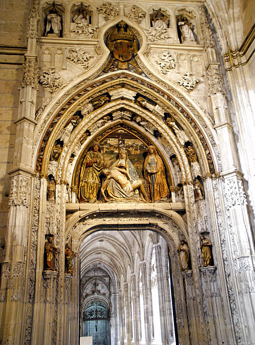 Puerta de comunicaci&oacute;n con el claustro