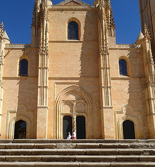 La fachada occidental y la puerta del Perd&oacute;n