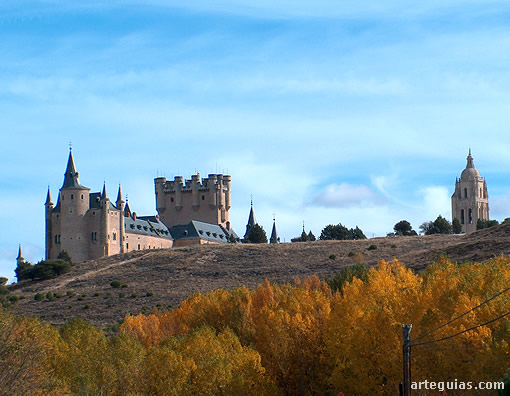 Lejana vista del Alc&aacute;zar y la catedral, dos de los emblemas de la ciudad de Segovia