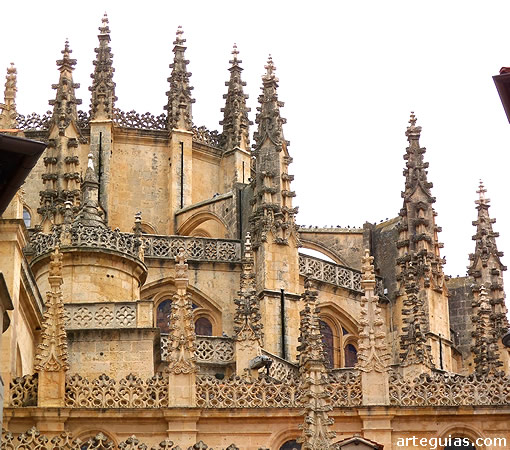 Pin&aacute;culos erizados flam&iacute;geros de la Catedral de Segovia