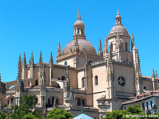 La Catedral de Segovia vista desde la Plaza Mayor