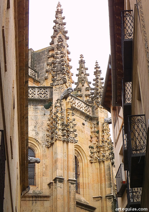 Pin&aacute;culos de la cabecera de la CAtedral de Segovia vistos desde una de las calles aleda&ntilde;as