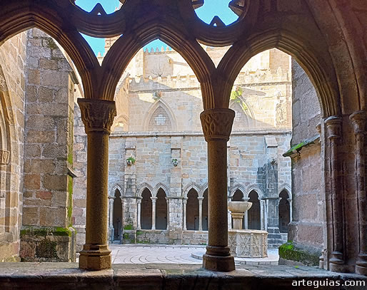 Aspecto generla del claustro de la CAtedral Vieja de Plasencia
