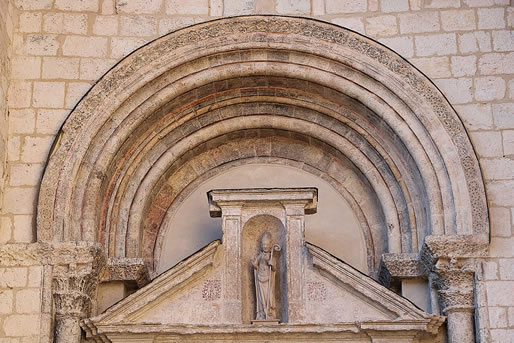 Puerta rom&aacute;nica en el muro norte de la colegiata