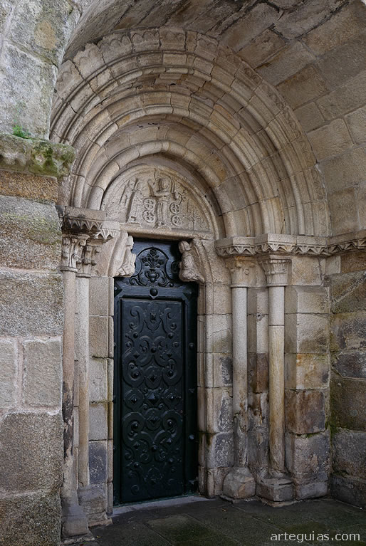 Una de las puertas de la antigua colegiata