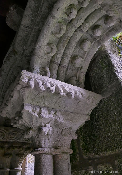 Columnas y arco del claustro