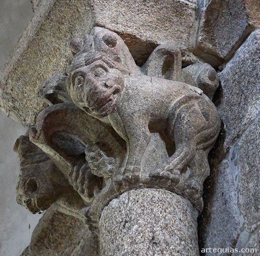 Capitel de leones en uno de los &aacute;bsides