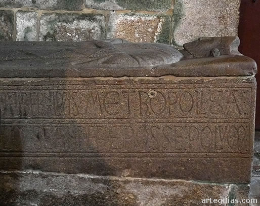 Sarc&oacute;fago rom&aacute;nico del siglo XIII de un obispo de Santiago de Compostela