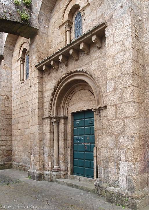 Puerta rom&aacute;nica del muro septentrional