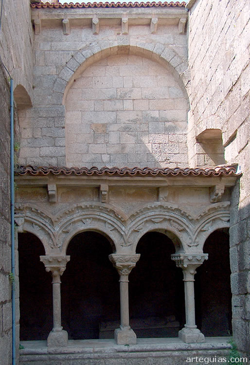 Vista de la arquer&iacute;a rom&aacute;nica norte desde el patio