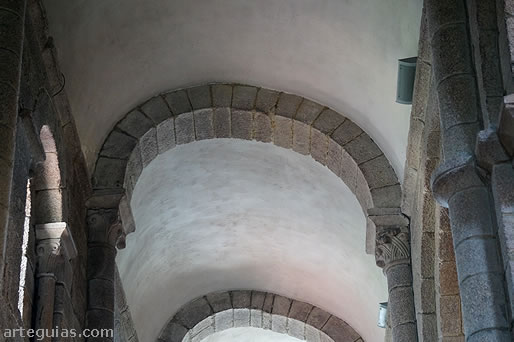 Arco faj&oacute;n deformado por el empuje de la b&oacute;veda de medio ca&ntilde;&oacute;n central