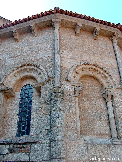 Columnas y ventanales del &aacute;bside principal