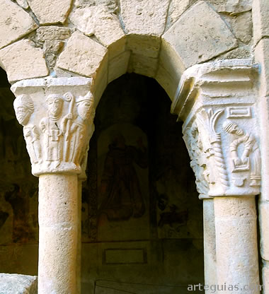 Ceremonia de consagración de la colegiata en uno de los capiteles del claustro