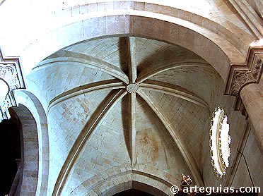 B&oacute;veda de uno de los tramos de la nave lateral sur