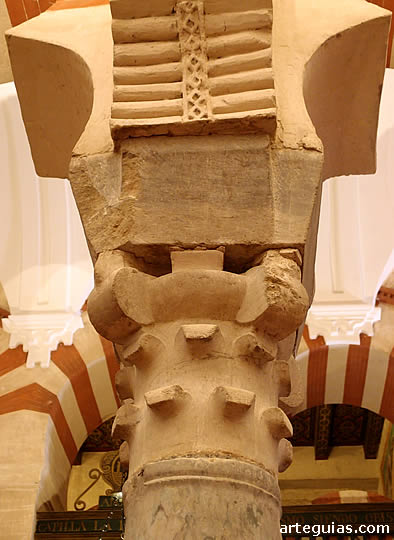 Capitel compuesto de pencas en el tramo de Almanzor