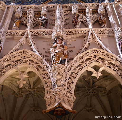 El coro de la catedral de Albi es una estructura p&eacute;trea hecha con riqu&iacute;sima decoraci&oacute;n g&oacute;tica