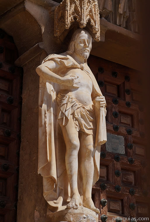Estatua de Cristo en el parteluz de la portada principal