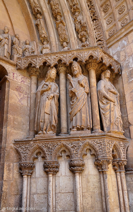 Detalle de la portada principal de l templo catedralicio