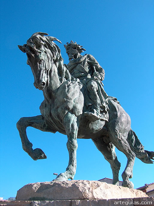 Estatua de Alfonso VIII en Plasencia