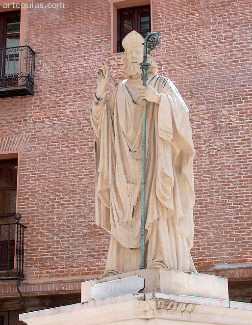 Estatua de San Pedro de Osma frente a la catedral