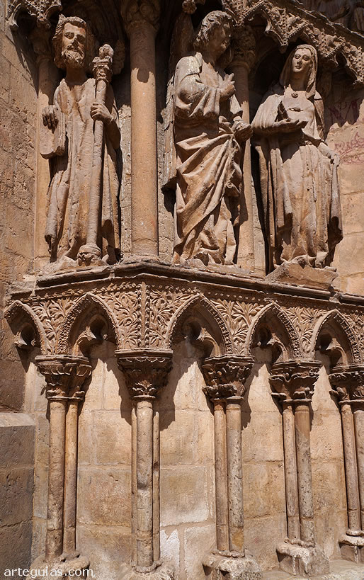 Estatuas del lado izquierdo de la portada principal