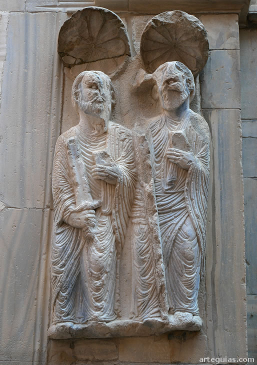 Relieves románicos de San Pablo y Santiago en la iglesia de San Juan el Viejo