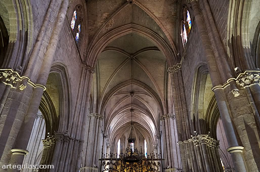 Interior de las tres naves de la catedral de El Burgo de Osma, Soria
