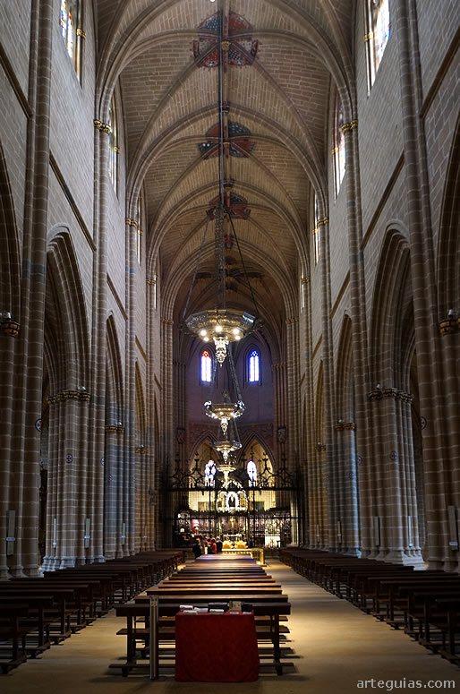 Interior de la nave central de la catedral de Pamplona