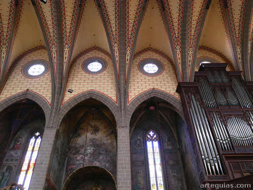 Interior catedralicio con los pequeños óculos del claristorio