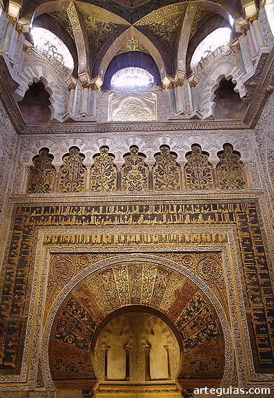 Mihrab y por encima el arranque de la b&oacute;veda de crucer&iacute;a cordobesa con los nervios de sujeci&oacute;n