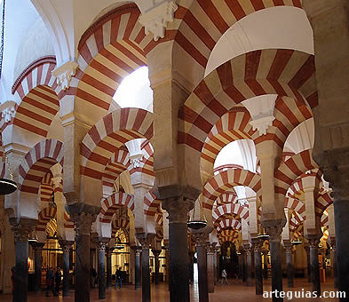 Bosque de columnas en el espacio de la mezquita construida por orden de Almanzor